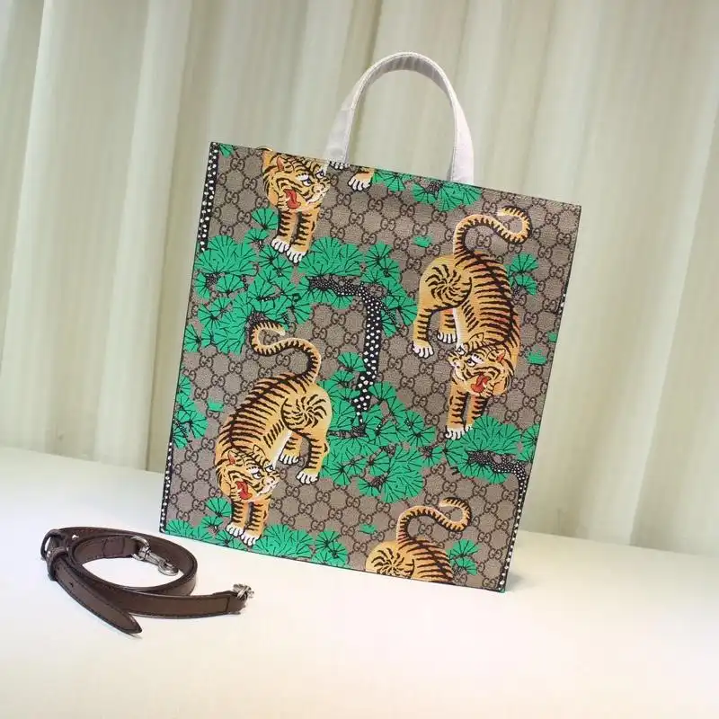 G*u*i tote bags 19gm0012