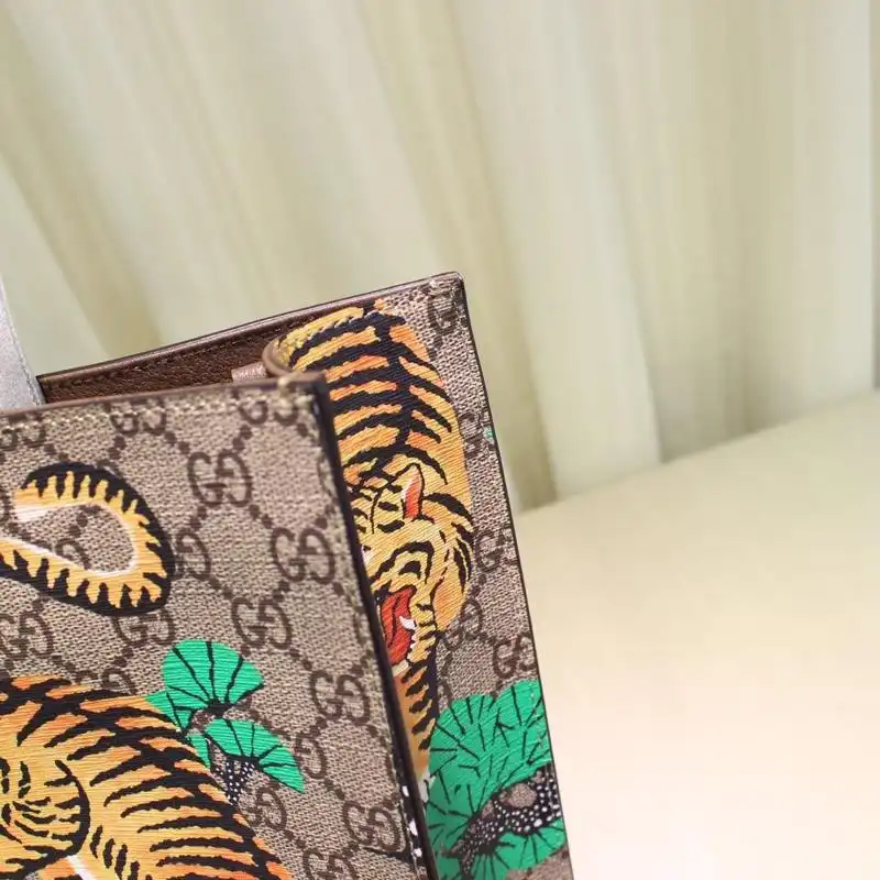 G*u*i tote bags 19gm0012