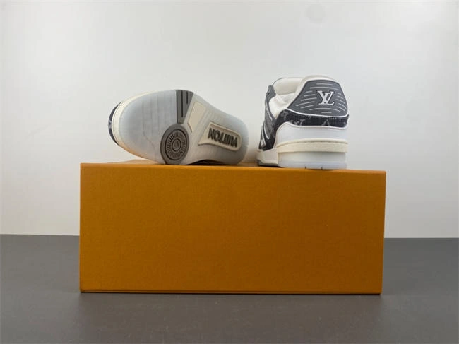 freshlook l0vis Vvtt0n lv trainer 1652